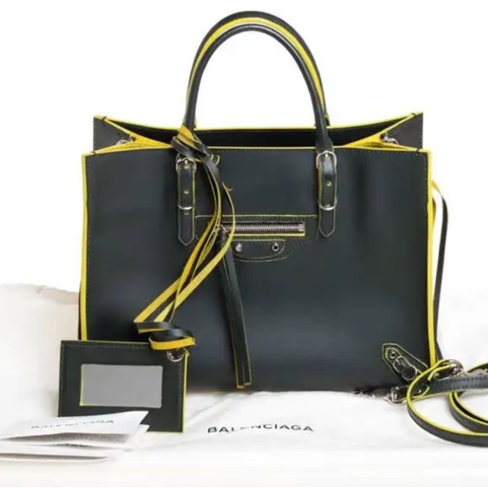 Authentic gorgeous Balenciaga A5 papier zip around